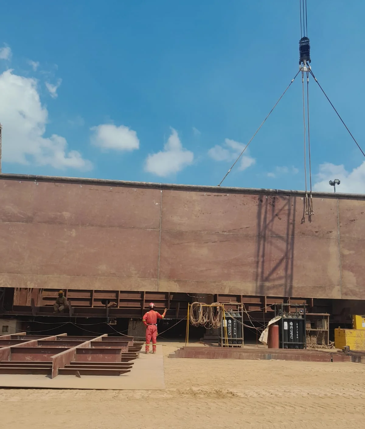 Lifting preparation on hull side